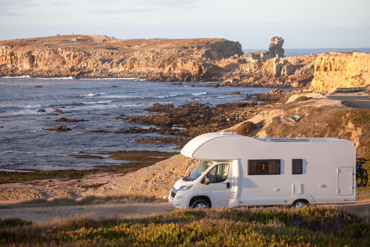 Camper aan de kust in de Algarve in Portugal